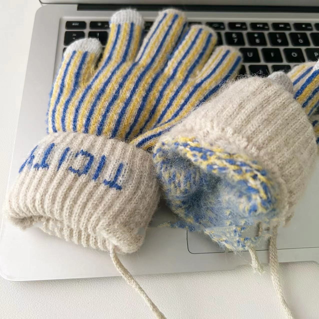 Vintage Striped Touch Screen Knitted Gloves